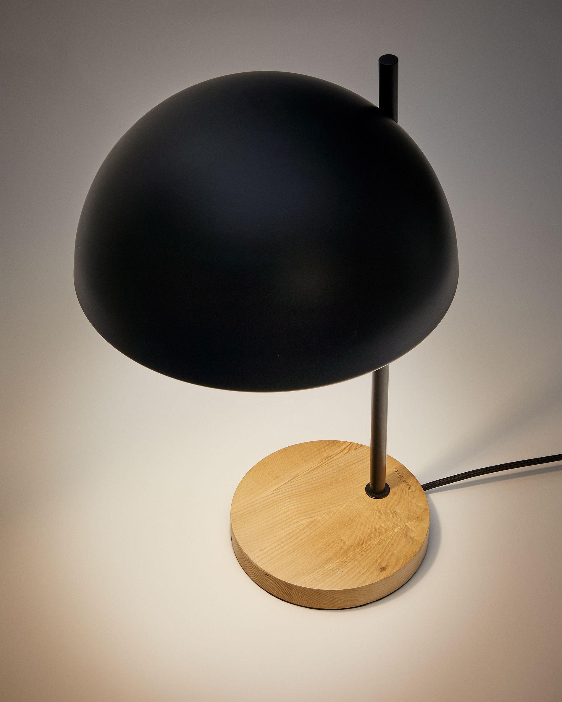 Настольная лампа из дерева и металла из ясеня Catlar, окрашенная в черный цвет. Catlar