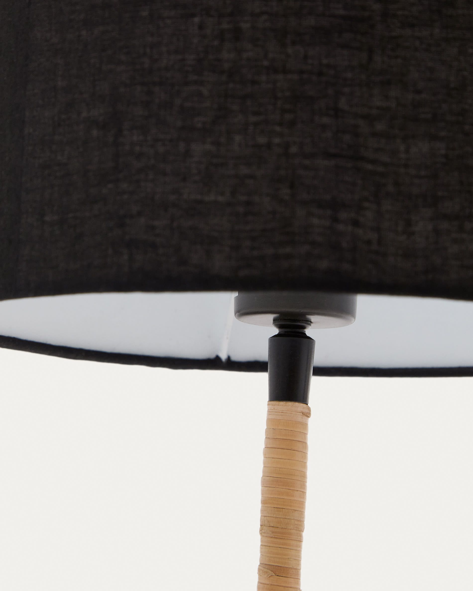 Настольная лампа Pina из металла и ротанга с черным хлопковым абажуром pina