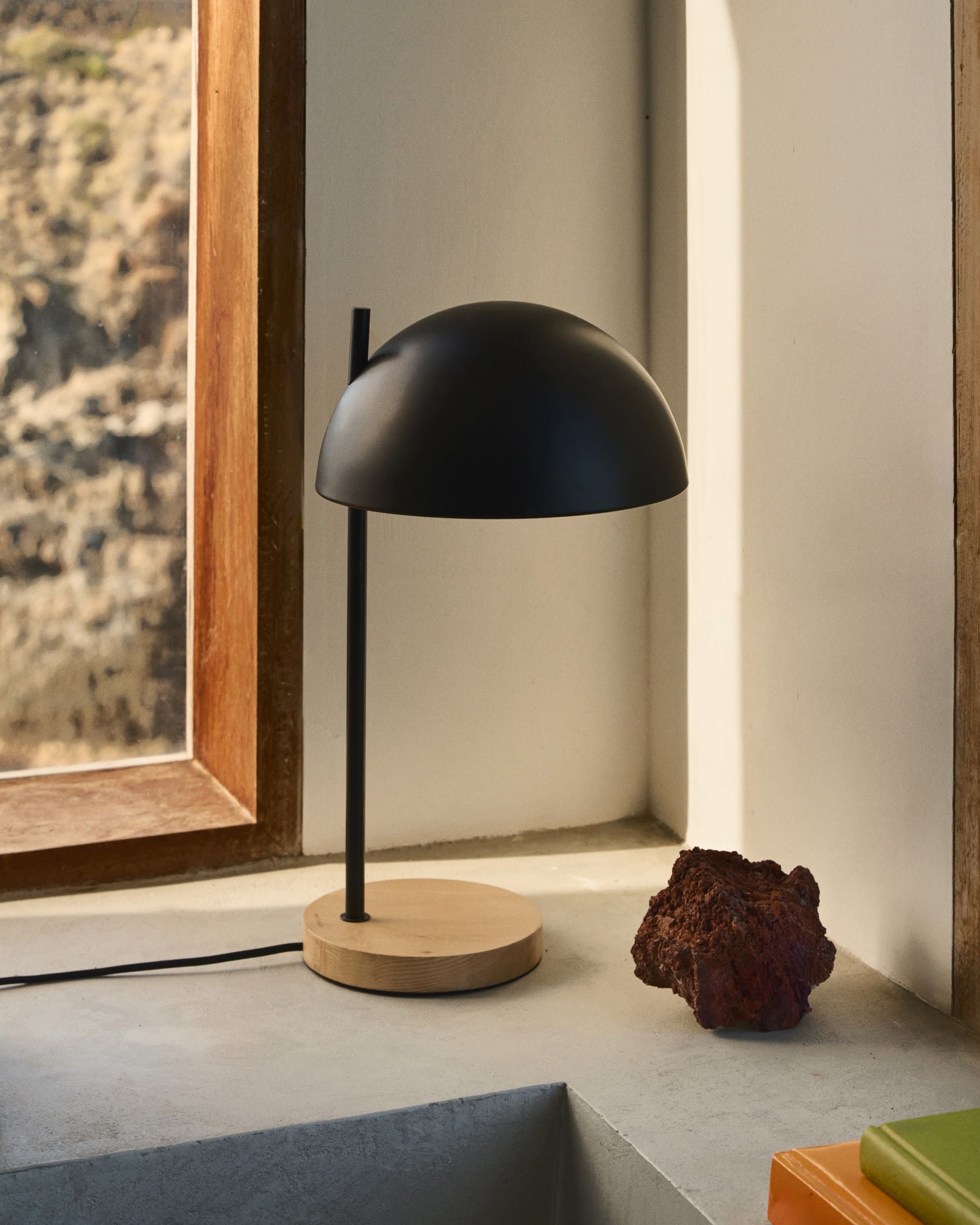 Настольная лампа из дерева и металла из ясеня Catlar, окрашенная в черный цвет. Catlar