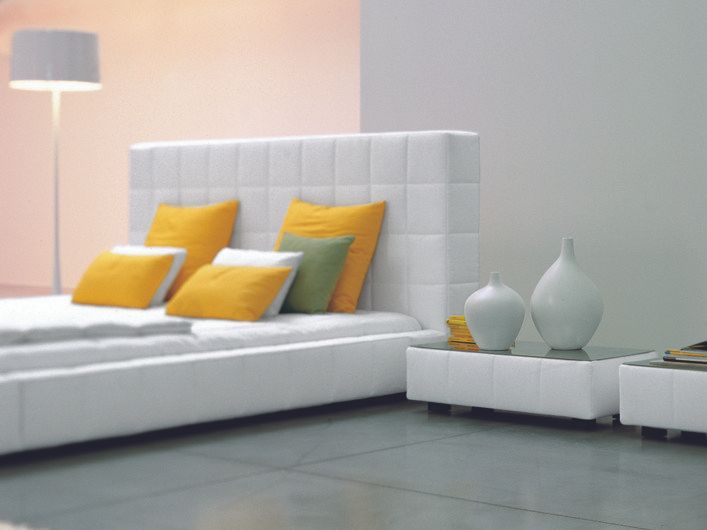 Кровать двуспальная с кожаным изголовьем 180х200 см белая Squaring Alto