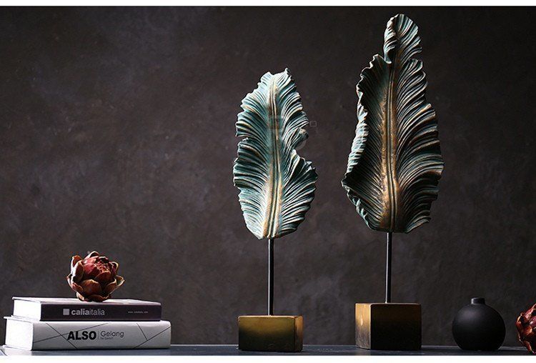 Statuette Feather by Romatti