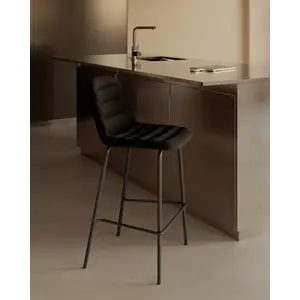 Полубарный стул Zunilda из черной синели и стали с матовой черной отделкой, высота сиденья 65 см. Zunilda