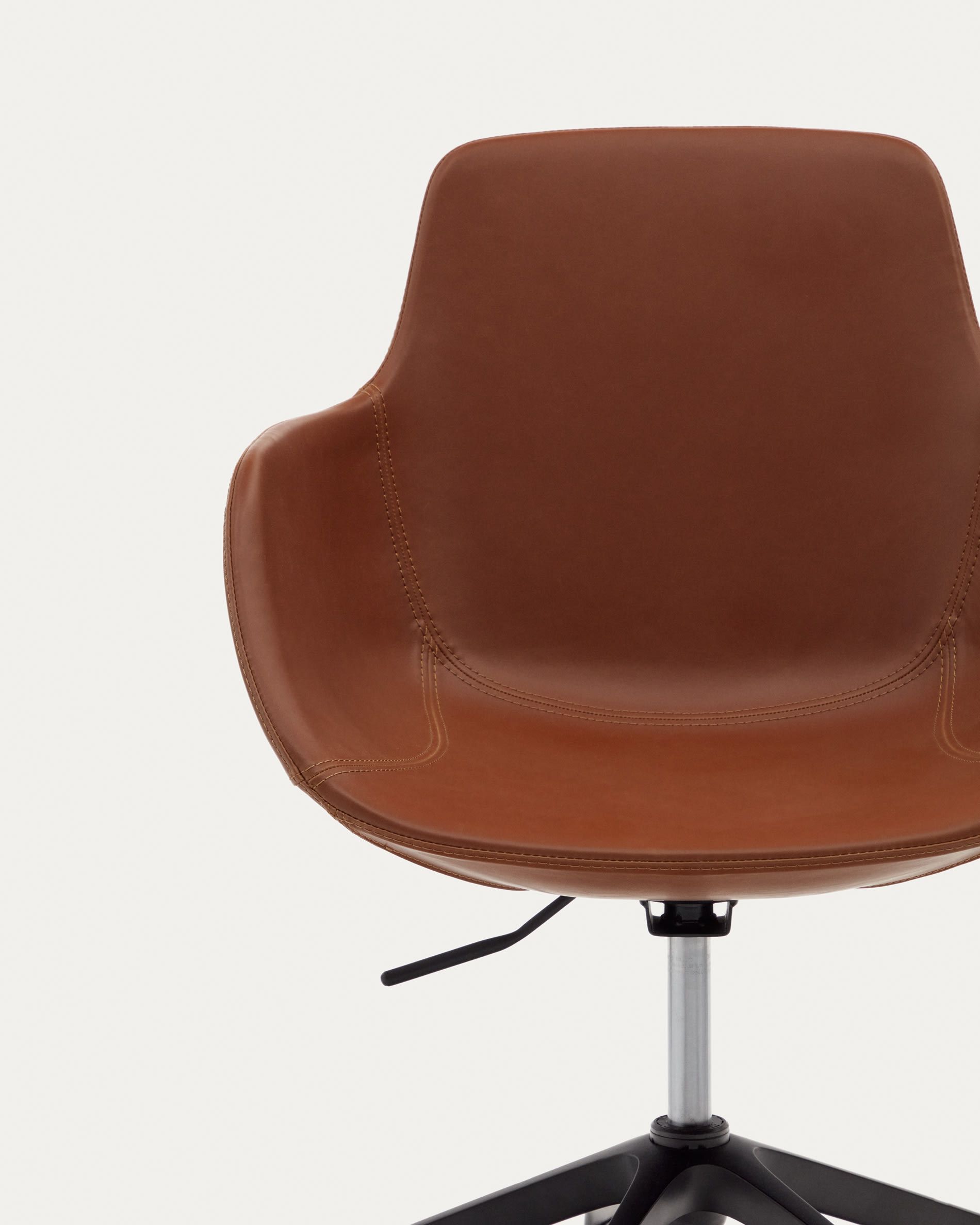 Рабочее кресло Tissiana коричневая искусственная кожа, алюминиевые ножки с матовой черной отделкой Tissiana